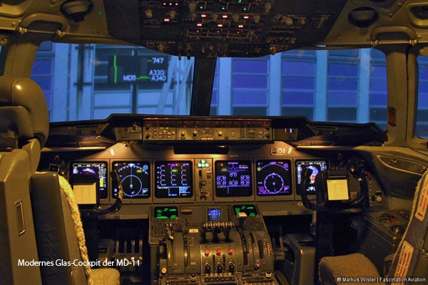 Modernes Glas-Cockpit der MD-11